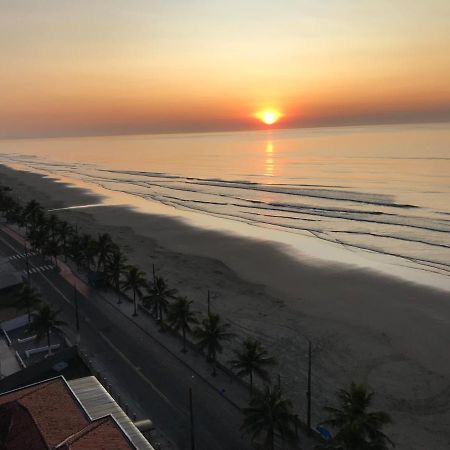 Mongagua Com Vista Para O Mar Pe Na Areia Luaran gambar