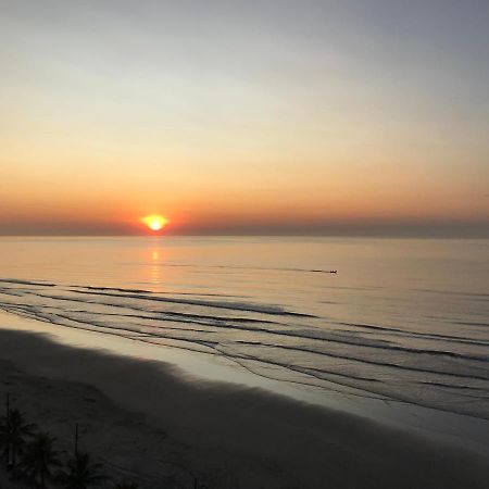 Mongagua Com Vista Para O Mar Pe Na Areia Luaran gambar