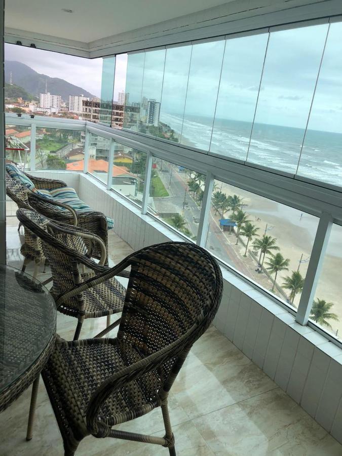 Mongagua Com Vista Para O Mar Pe Na Areia Luaran gambar