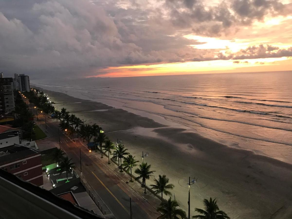 Mongagua Com Vista Para O Mar Pe Na Areia Luaran gambar