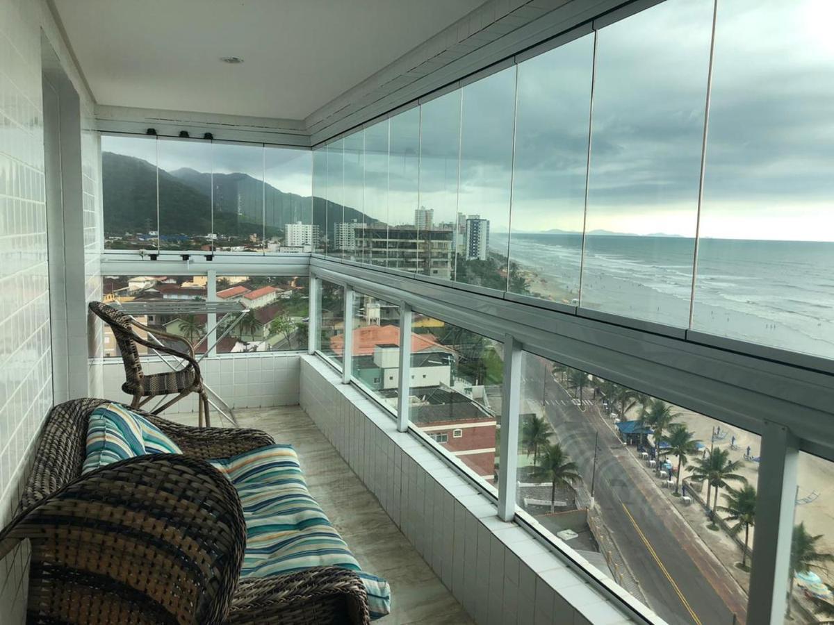 Mongagua Com Vista Para O Mar Pe Na Areia Luaran gambar