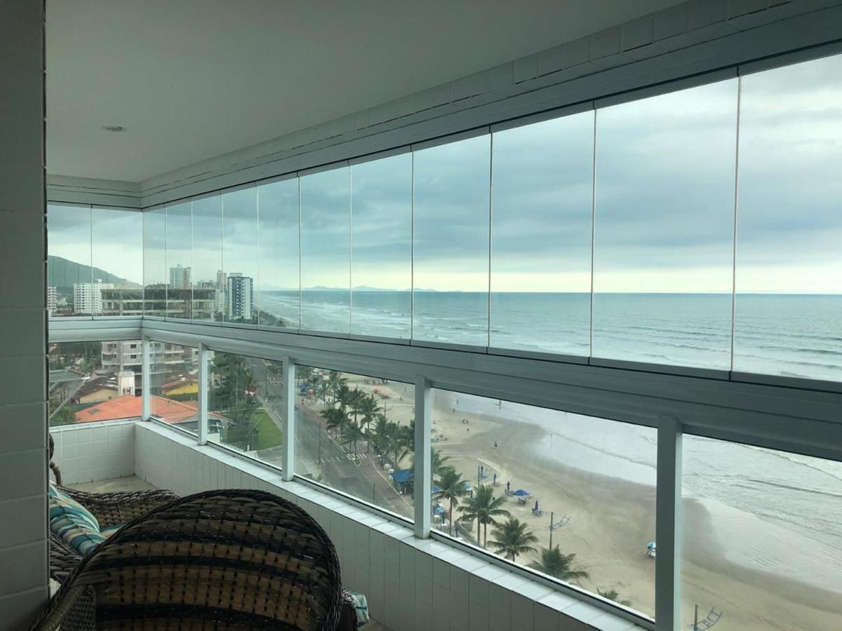 Mongagua Com Vista Para O Mar Pe Na Areia Luaran gambar