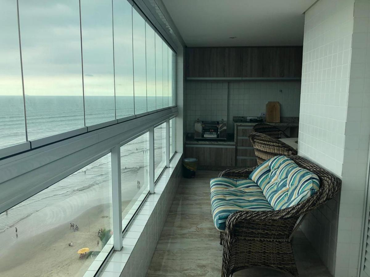 Mongagua Com Vista Para O Mar Pe Na Areia Luaran gambar