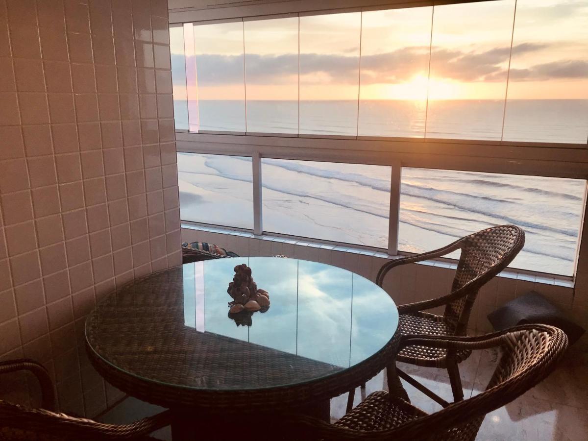Mongagua Com Vista Para O Mar Pe Na Areia Luaran gambar