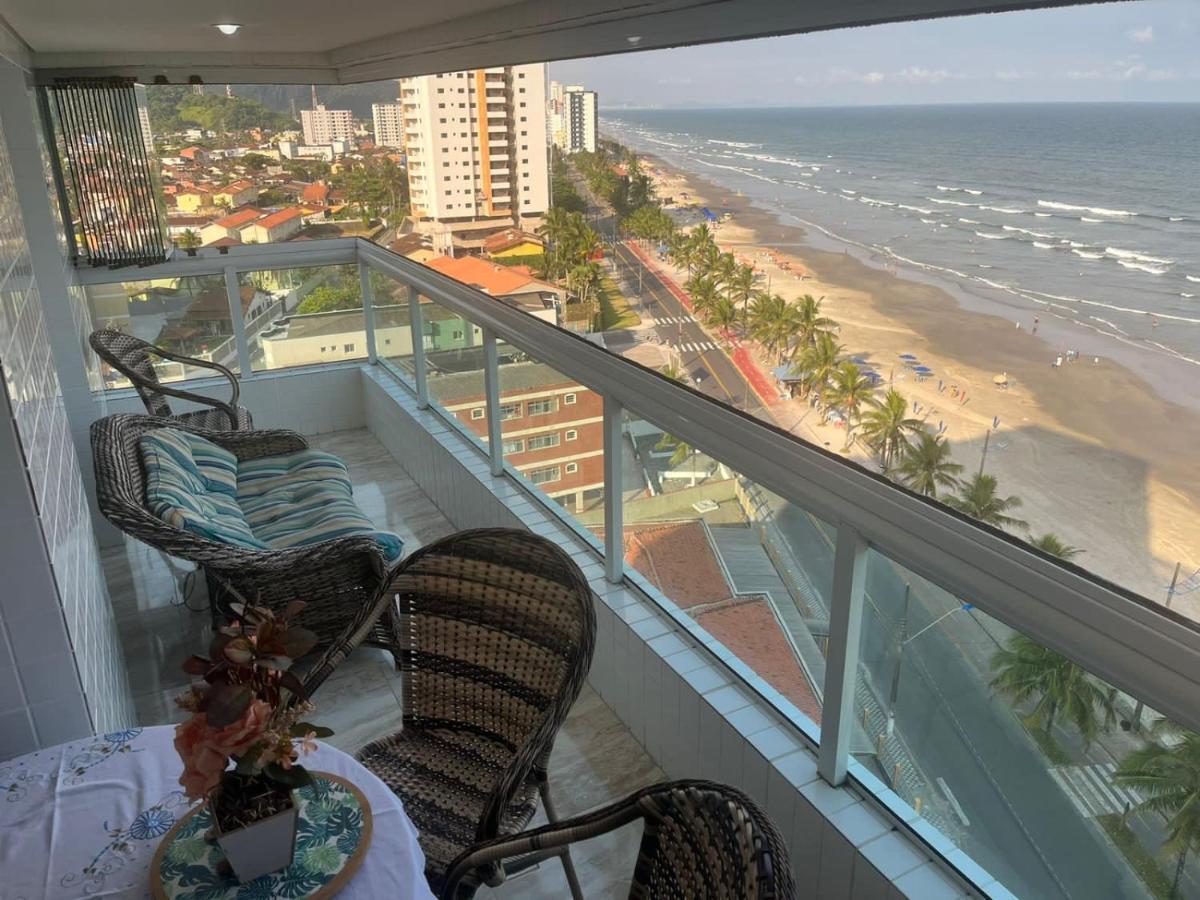Mongagua Com Vista Para O Mar Pe Na Areia Luaran gambar