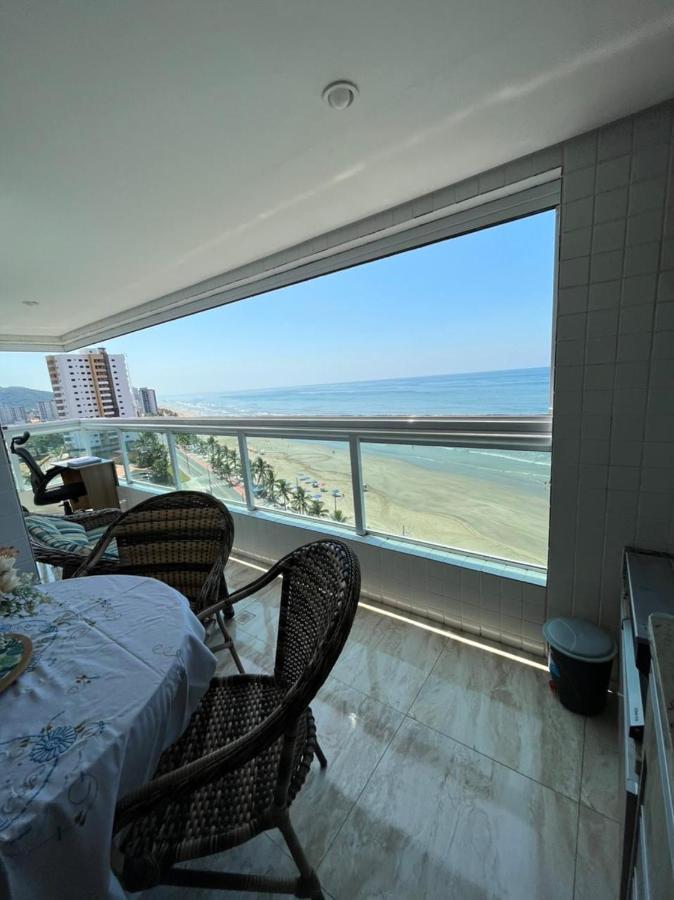 Mongagua Com Vista Para O Mar Pe Na Areia Luaran gambar