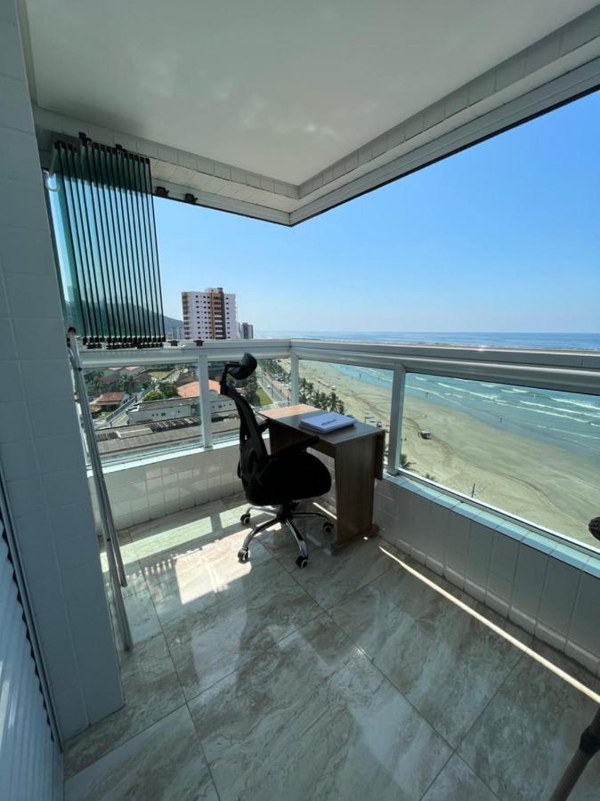 Mongagua Com Vista Para O Mar Pe Na Areia Luaran gambar