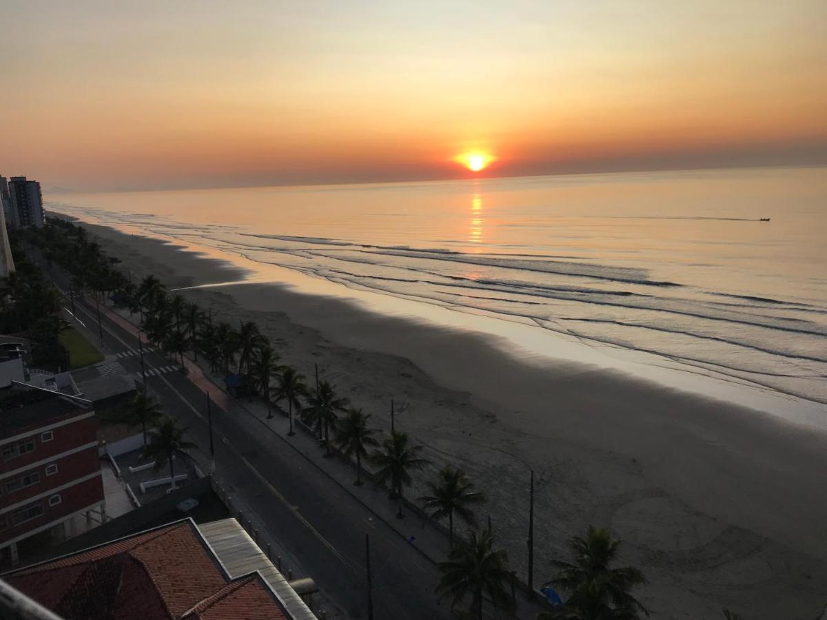 Mongagua Com Vista Para O Mar Pe Na Areia Luaran gambar