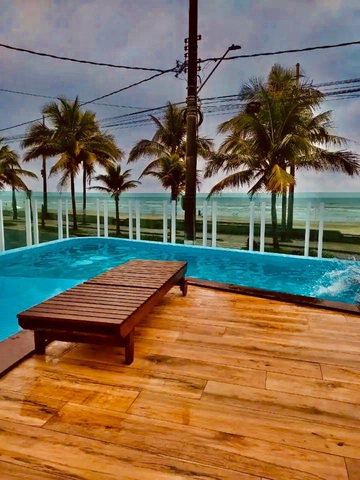 Mongagua Com Vista Para O Mar Pe Na Areia Luaran gambar